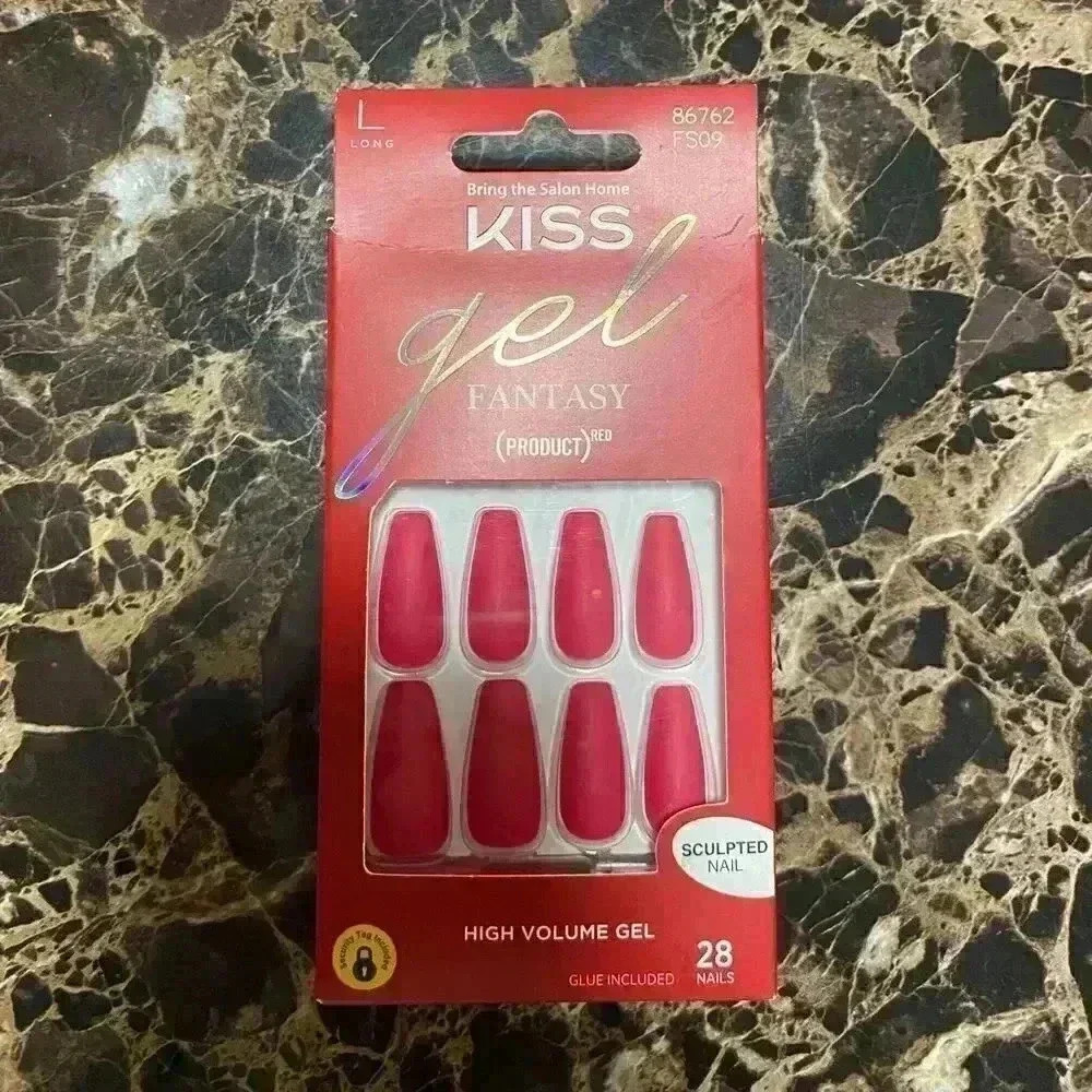 Kiss press in nails